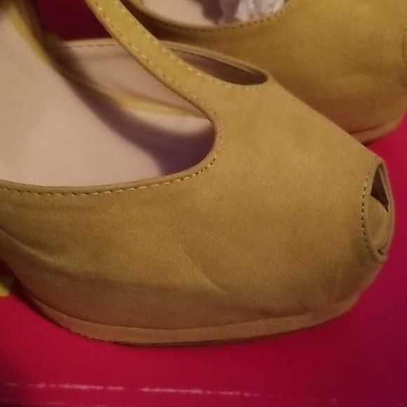 Heels - Picture 3 of 7